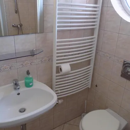 Liget Apartmanhaz * Kehidakustány