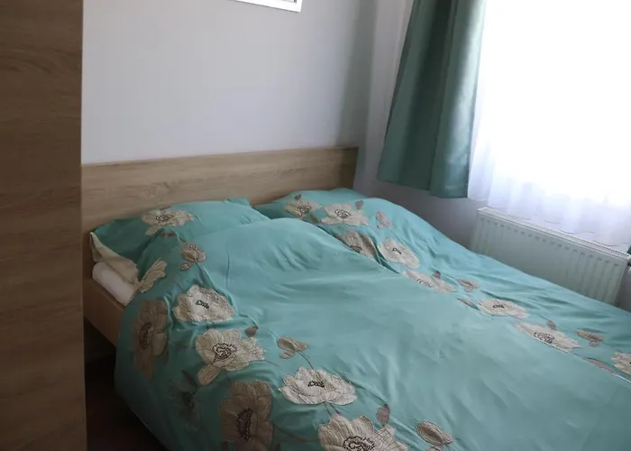 Liget Apartmanhaz Kehidakustány